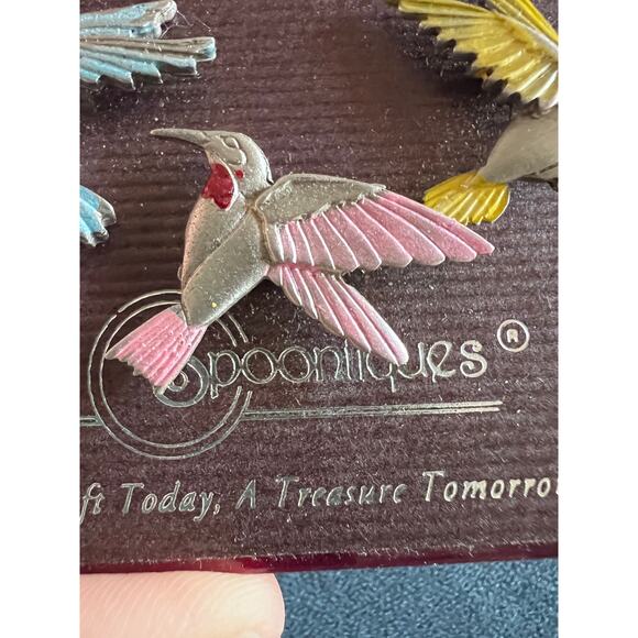 Spooniques Hummingbird Pin Set of 3 Colorful Enamel Brooches on Card Vintage - Picture 5 of 6